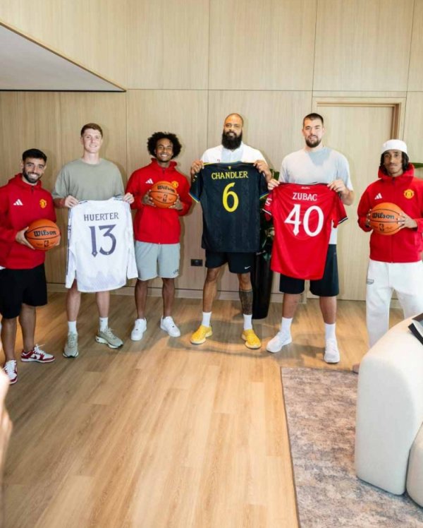 姆伯莫4XL！NBA球星造访曼联磨练基地，B费约罗王人尔克泽关注迎接