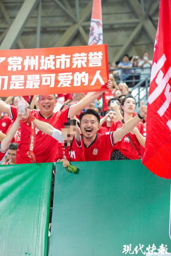 常州球迷带白血病男儿看苏超，市长周伟在线暖心留言