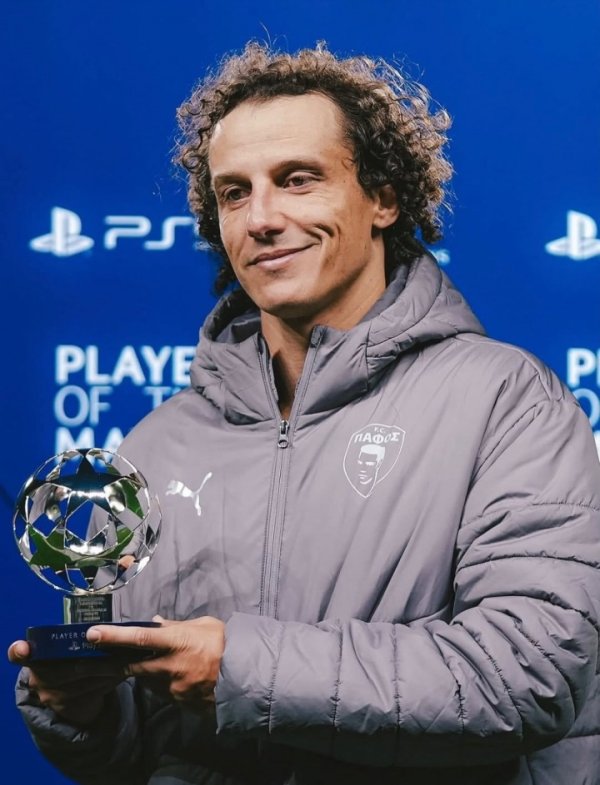 10东说念主作战近90分钟零封！38岁大卫-路易斯4射3正10突围，获欧冠MVP