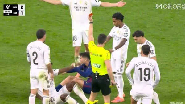 佩德里生存首红！佩德里趟球过大吃到第2黄 此前拉拽维尼修斯染黄