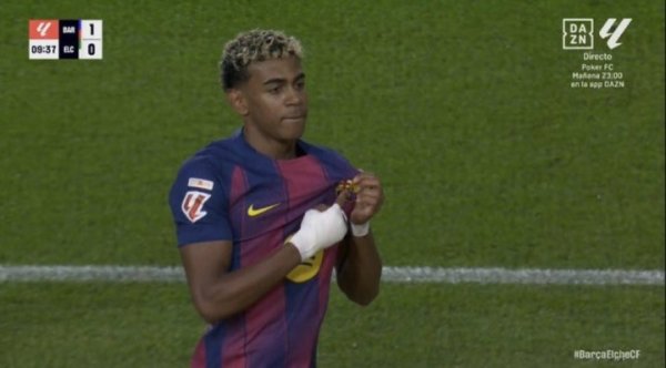 改造来了？亚马尔一改此前“加冕”表情，进球后亮队徽和队友庆祝