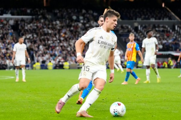 记者：居莱尔当天锤真金不怕火状况出色，他无疑会在对阵利物浦时首发