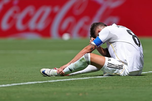 记者：巴尔韦德与赤军比赛中感到右侧内收肌不适，来日将进行搜检