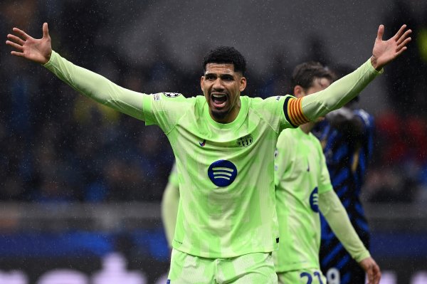 记者：阿劳霍本日回到巴塞罗那，径直前去甘伯体育城参加考研