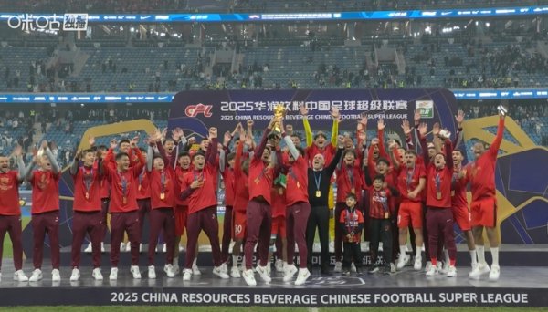 咱们是冠军🏆武磊、王燊超共同捧生气神杯，海港中超第4冠