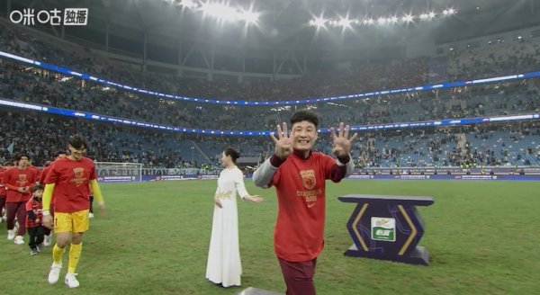 本赛季因伤仅踢6场！武磊领取中超冠军奖牌，好听向镜头比“4”