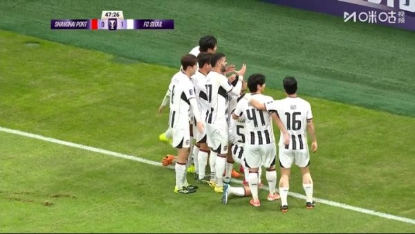 真成“林皇”了😅林加德攻破海港大门后，全队为其“戴金冠”