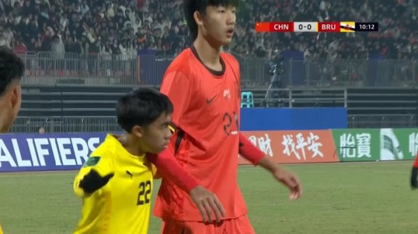 😶让我防他？赵松源争顶破门，文莱驻防球员身高还不到他肩膀
